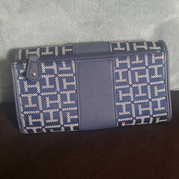 Tommy Hilfiger Logo Wallet - Picture 2 of 8